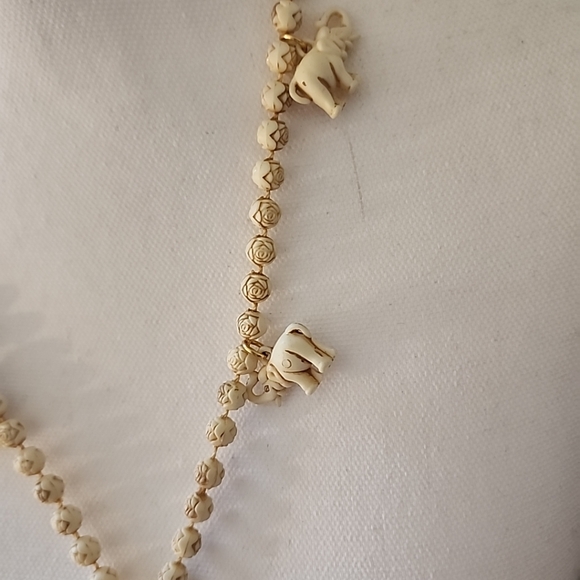 Retro Boho Resin Beaded Elephant and carved roses Necklace. - Picture 11 of 11